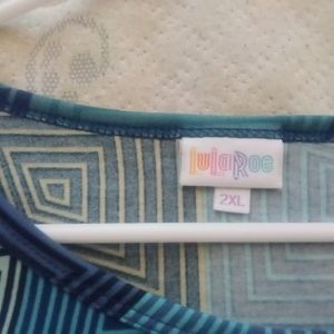 This a beautiful Lularoe shirt perfect for any pair of leggings.